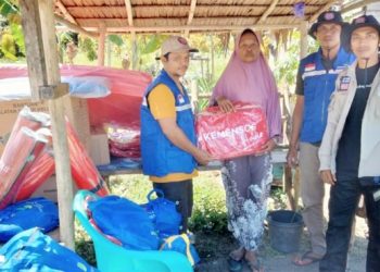 Dinas Sosial Halsel menyerahkan Bantuan di Desa Batutaga Botang Lomang