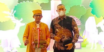 Kadis Lingkungan Hidup Provinsi Maluku Utara, Fachruddin Tukuboya Bersama Penerima Kalpataru 2022 (Ist)