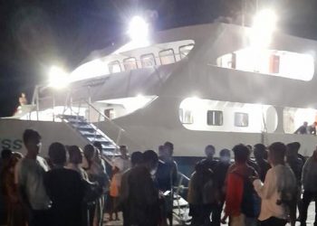 Suasana Calon Penumpang Kapal Menuju Bacan di Pelabuhan Ahmad Yani Ternate