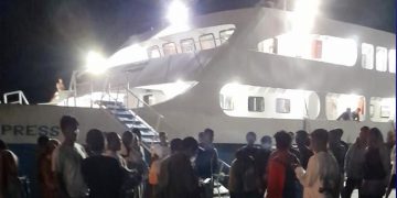 Suasana Calon Penumpang Kapal Menuju Bacan di Pelabuhan Ahmad Yani Ternate