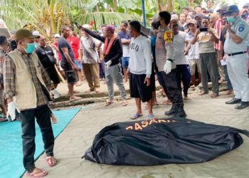 Tim SAR Gabungan Mengevakuasi Korban