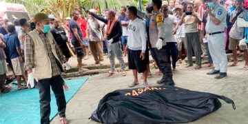 Tim SAR Gabungan Mengevakuasi Korban