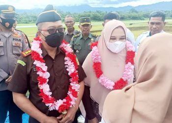 Kajari Halsel, Guntur Triyono Beserta Ibu Tiba di Bacan Halsel