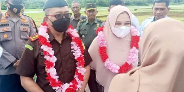 Kajari Halsel, Guntur Triyono Beserta Ibu Tiba di Bacan Halsel