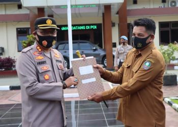 Kapolres Halsel Menerima Hibah Tanah dari Warga Madapolo