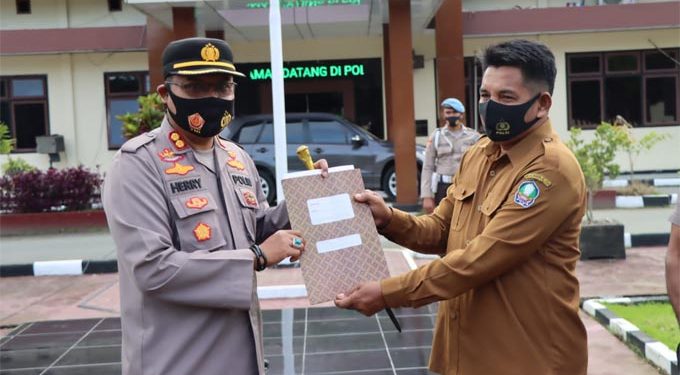 Kapolres Halsel Menerima Hibah Tanah dari Warga Madapolo