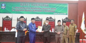 Ketua DPRD Muhlis Jafar Serahkan Ranperda Usulan DPRD Halsel ke Bupati Usman Sidik