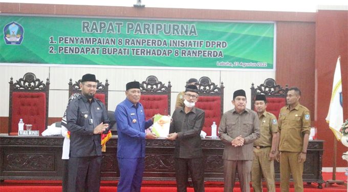 Ketua DPRD Muhlis Jafar Serahkan Ranperda Usulan DPRD Halsel ke Bupati Usman Sidik