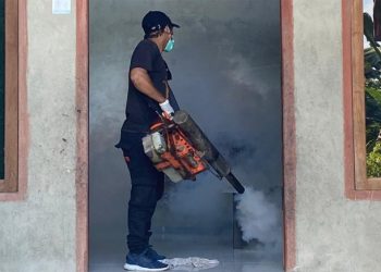 Petugas Melakukan Fogging di Pemukiman Wraga Sungai Ra