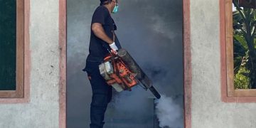 Petugas Melakukan Fogging di Pemukiman Wraga Sungai Ra
