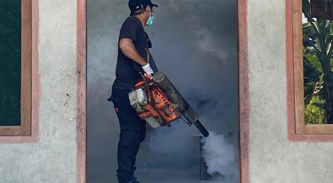 Petugas Melakukan Fogging di Pemukiman Wraga Sungai Ra