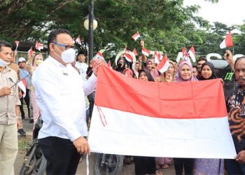 Sekda Malut, Samsuddin A. Kadir bersama Warga Sofifi Bagi-Bagi Bendera Merah Putih