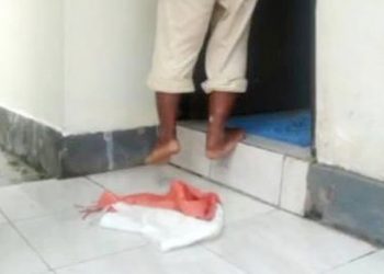 Aksi Pria Menggunakan Bendera Sebagai Keset-kaki (Foto : Dok Istimewa)