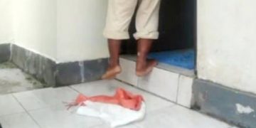 Aksi Pria Menggunakan Bendera Sebagai Keset-kaki (Foto : Dok Istimewa)