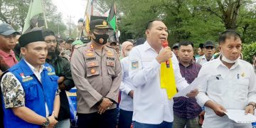 Bupati H. Usman Sidik Bersama Kapolres dan Sekda Halsel Ssaat Menemui Massa Aksi
