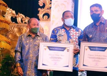 Bupati dan Wabup Halsel Saat Menerima {enghargaan