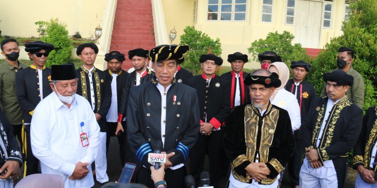 Presiden Jokowi saat diwawancarai wartawan