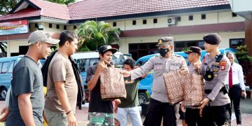 Kapolres Halsel Bagi Sembako ke Sopir Angkot