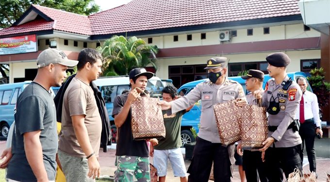 Kapolres Halsel Bagi Sembako ke Sopir Angkot