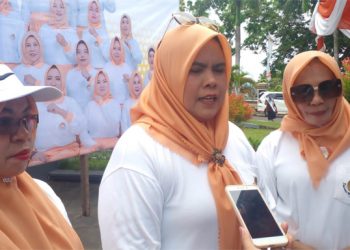Ketua DWP Maluku Utara, Darmawati Samsuddin bersama Ketua Panitia, Nurlaela S
