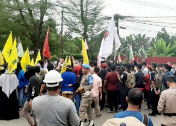 Masa Aksi Duduki Akses Jalan Menuju Kantor Bupati Halsel