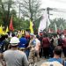 Masa Aksi Duduki Akses Jalan Menuju Kantor Bupati Halsel