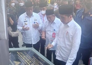 Presiden RI Joko Widodo Meneandatangani Prasasti Pembangunan Masjid Raya Shaful Khairaat
