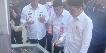 Presiden RI Joko Widodo Meneandatangani Prasasti Pembangunan Masjid Raya Shaful Khairaat