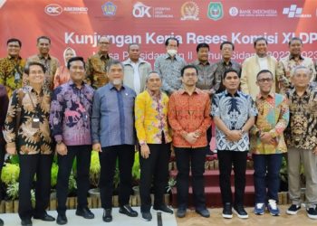 Foto bersama Anggota Komisi XI DPR RI dengan Mitra Kerja (Foto : Yun)