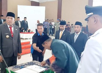 Bupati H. Usman Sidik saat melantik Kades Terpilih
