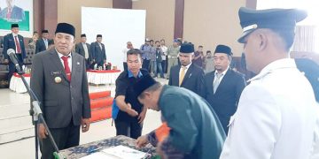 Bupati H. Usman Sidik saat melantik Kades Terpilih