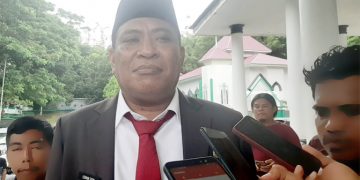 Bupati Usman Sidik Saat Diwawancarai Wartawan