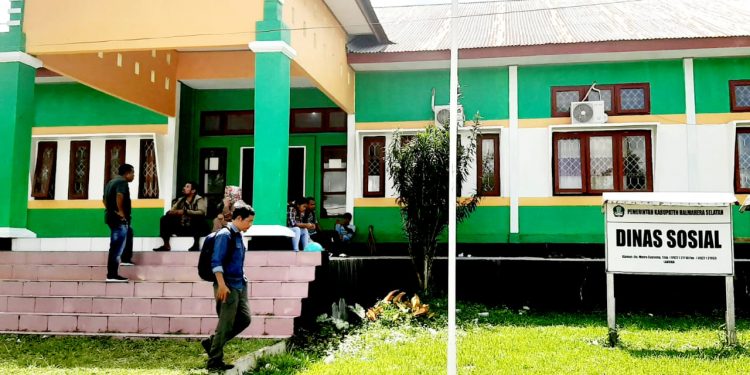 Sejumlah tenaga PTT Halsel terlihat mengantri menerima BLT