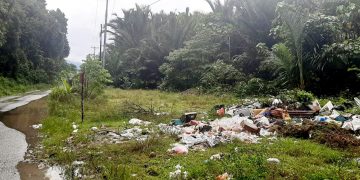 Tumpukan sampah di jalan Amasing Kali