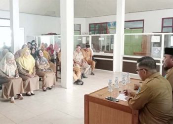 Kadis Koperindag Halsel, Soadri Ingratubun Saat Memimpin Rapat Perdana
