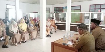 Kadis Koperindag Halsel, Soadri Ingratubun Saat Memimpin Rapat Perdana