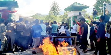 Massa Aksi Bentrok Dengan Aparat Keamanan
