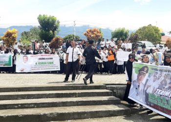 Ratusan PTT dan PNS Halsel Jemput Bupati di Bandara