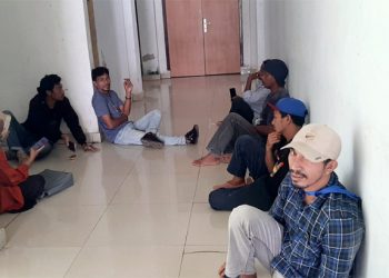 Sejumlah Cakades Terlihat Melantai di Depan Ruang Komisi Kantor DPRD Halsel