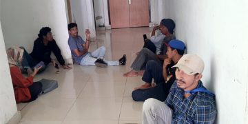 Sejumlah Cakades Terlihat Melantai di Depan Ruang Komisi Kantor DPRD Halsel