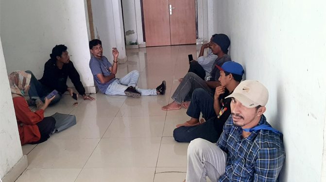 Sejumlah Cakades Terlihat Melantai di Depan Ruang Komisi Kantor DPRD Halsel