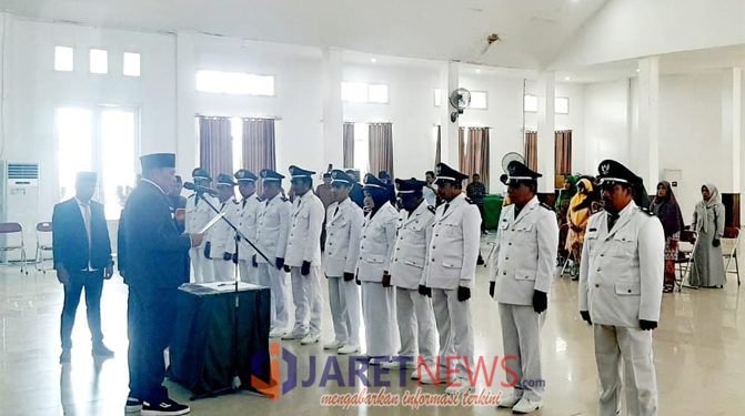 Bupati Halsel H Usman Sidik Saat Melantik 13 Kades