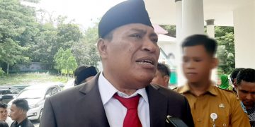 Bupati Halsel, H. Usman Sidik Saat di Wawancarai Wartawan