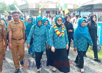 Hj. Eka Dahliani Abusama saat membuka 10 program PKK di Desa Dolik