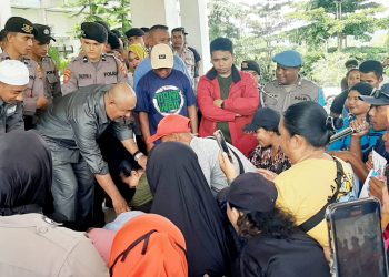 Suasana massa aksi sujud di bawah kaki Anggota DPRD Halsel