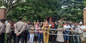 Aksi demo di kantor Polres Halsel
