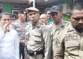 Kadis PMD Halsel saat menemui massa aksi