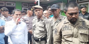 Kadis PMD Halsel saat menemui massa aksi