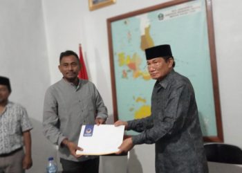 Ketua DPW NasDem Malut serahkan SK pergantian Ketua DPRD Halsel ke Sekwan