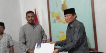Ketua DPW NasDem Malut serahkan SK pergantian Ketua DPRD Halsel ke Sekwan
